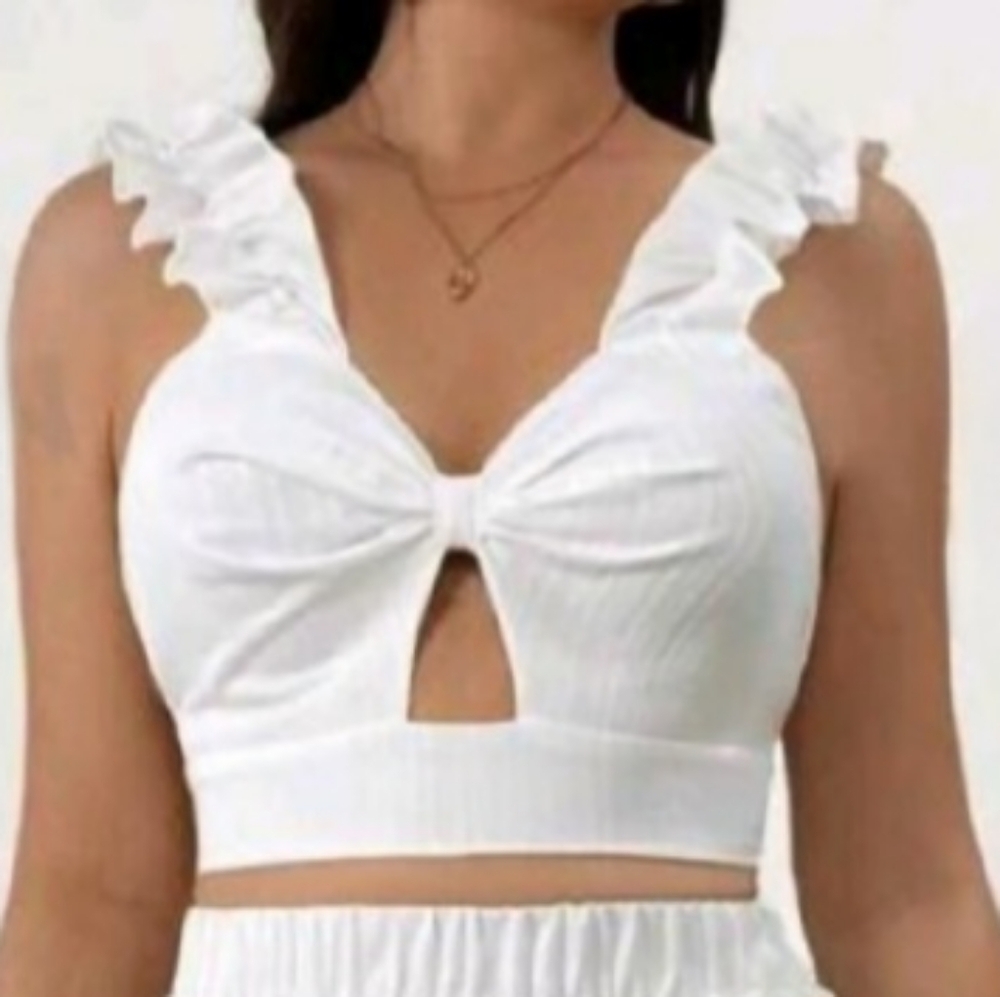 Plus Size Key Hole Ruffle Sleeve Tank Top 🤍